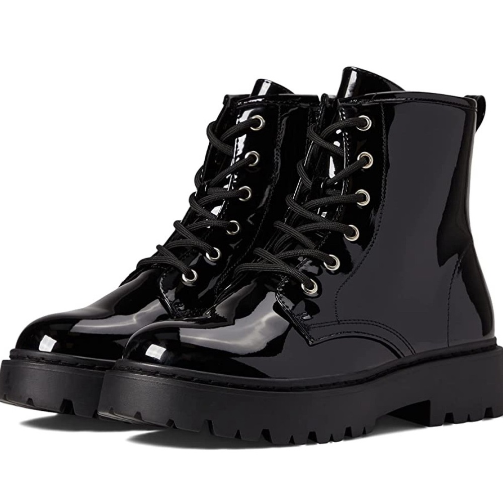 Steve Madden Bettyy Boots in Black Patent, Size 6